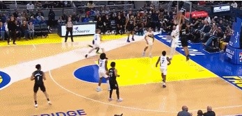 开云app官网下载评价-平地起惊雷!贝兰热持球突破 一飞冲天力压赫夫暴力隔扣